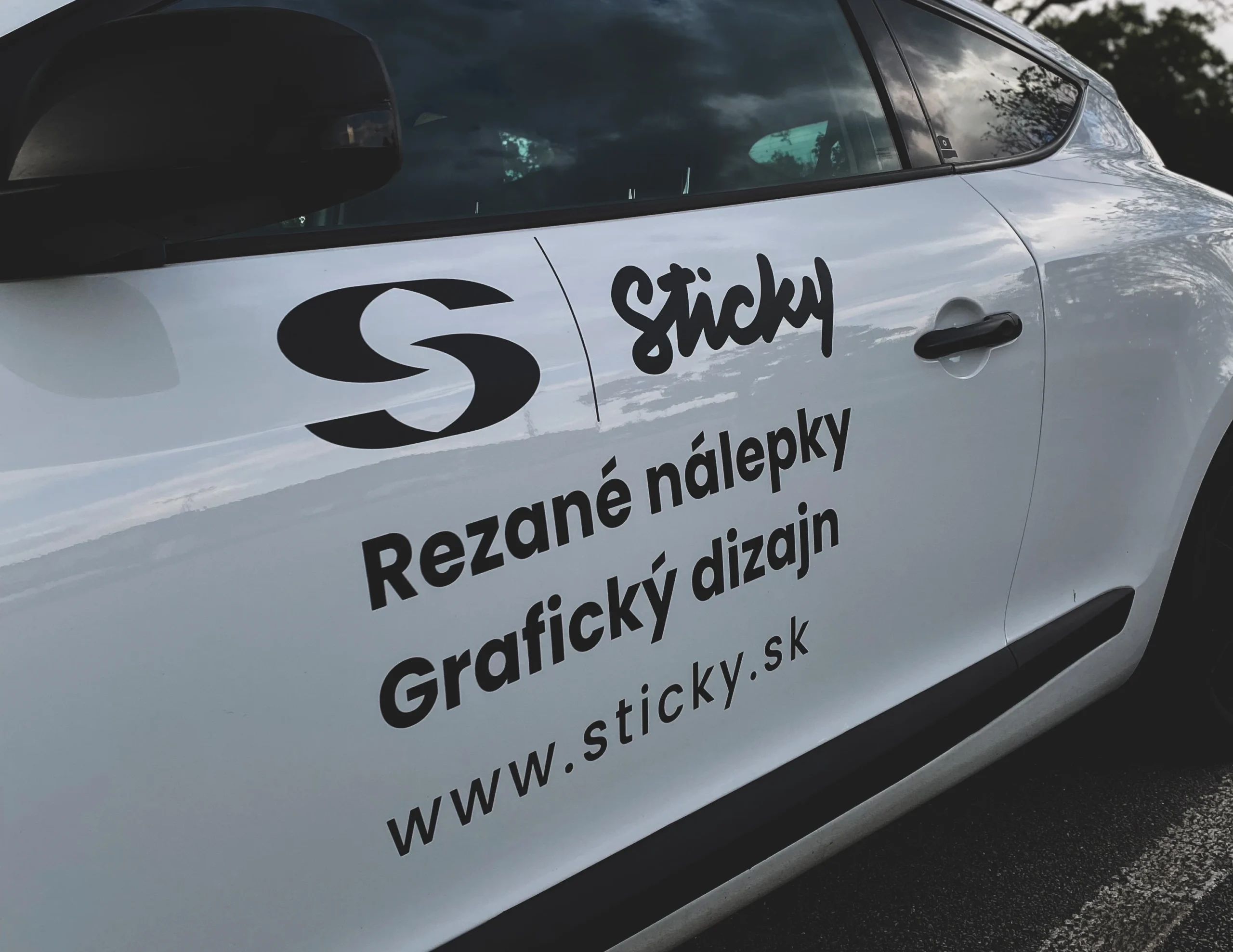 Reklamný polep na auto logo/služby